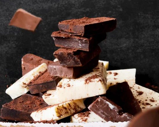 Snickers de chocolate recubiertos con caramelo de nueces para la temporada de verano